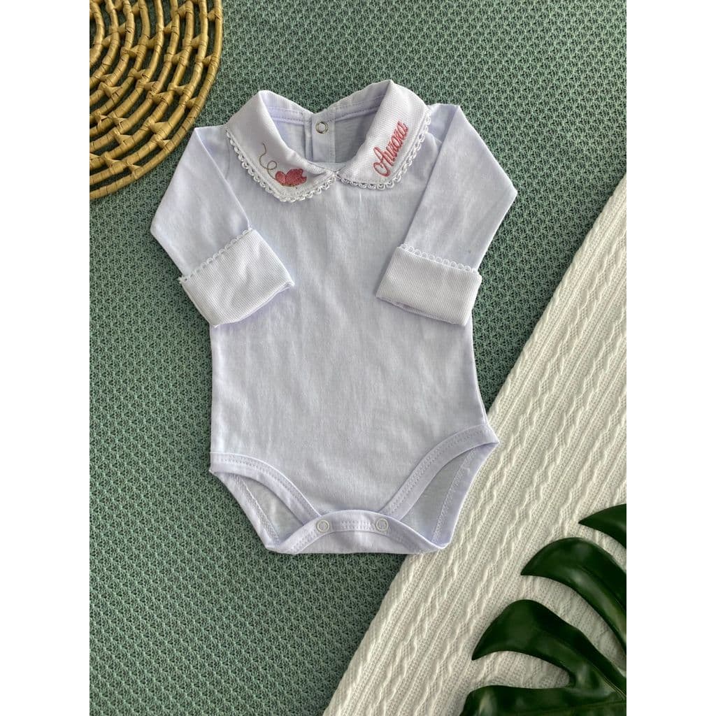 Body Recém-Nascida com Nome Bordado na Gola – Personalizado – Algodão Macio