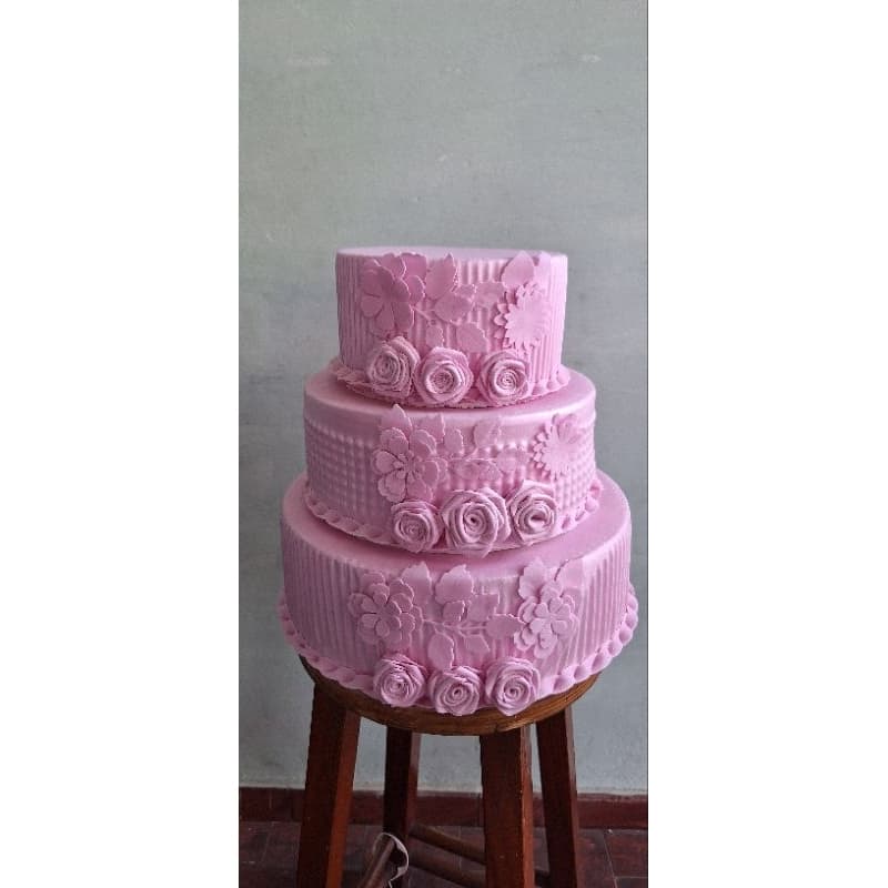 bolo fake texturizado rosa com flor e folha rosa