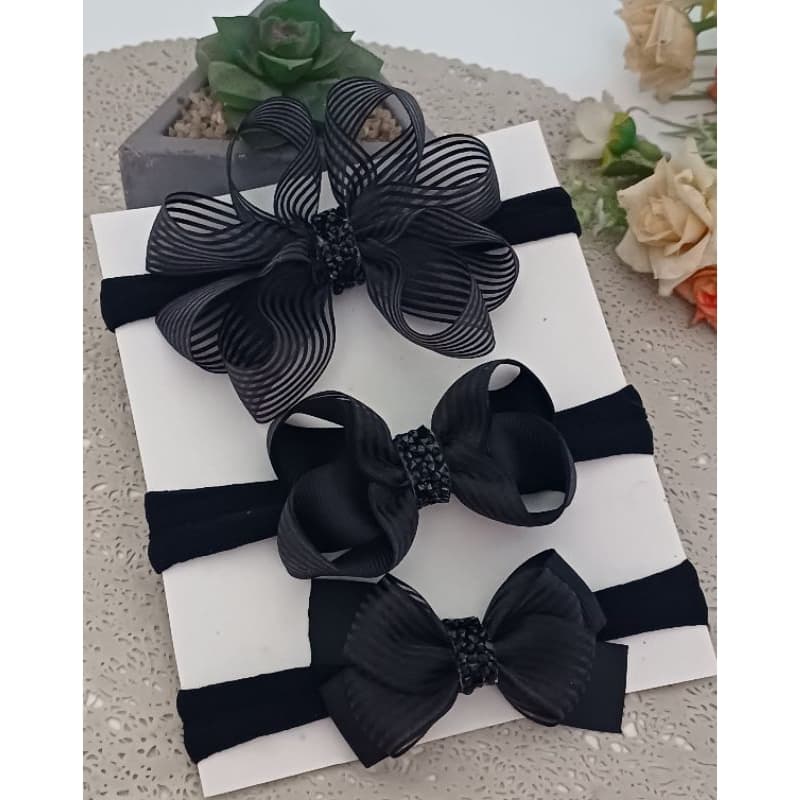 laço preto de organza luxo na faixinha de bebê