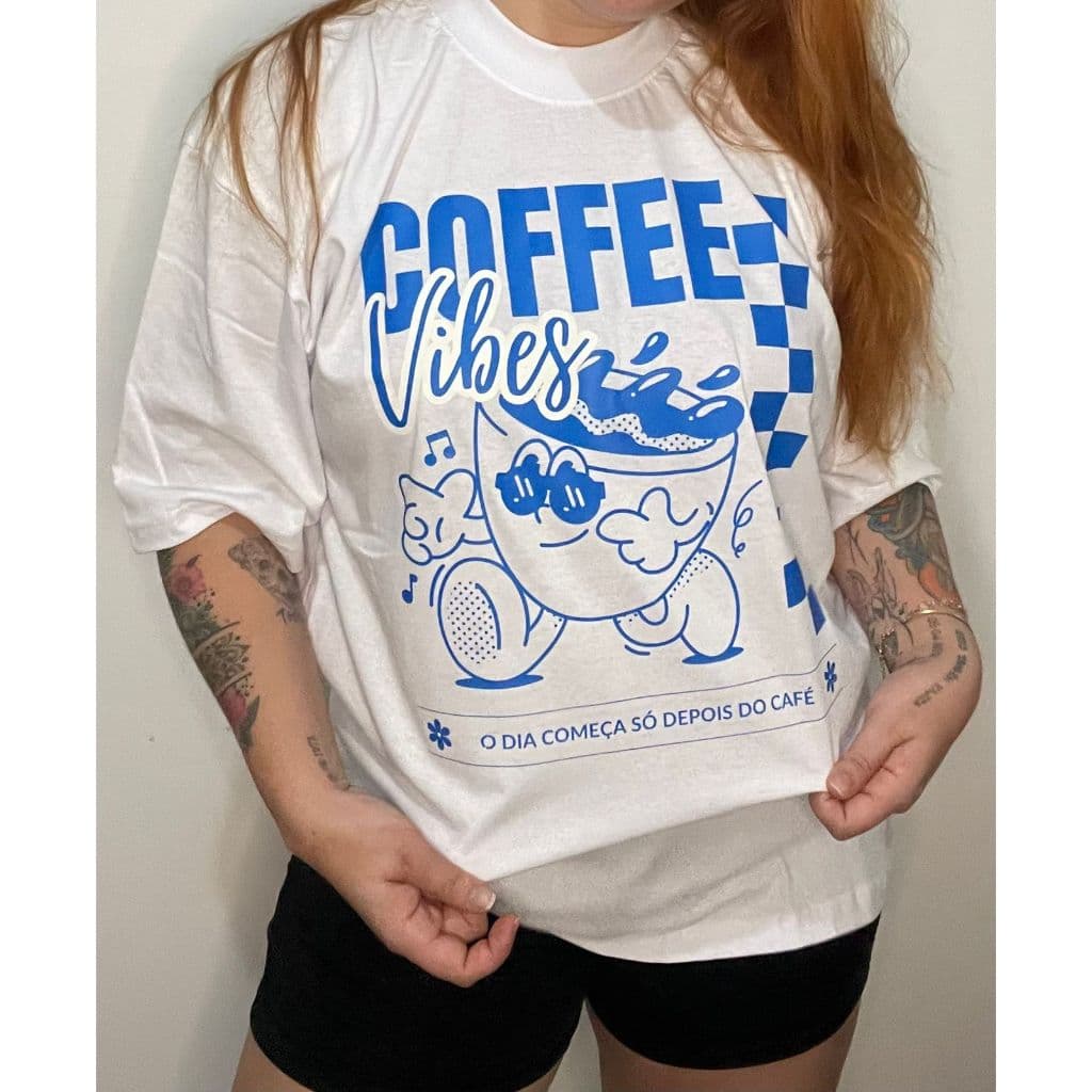 CAMISETA CAMISA OVERSIZED UNISSEX ALGODAO PERSONALIZADA CAFE VIBES BRANCA VINTAGE ESTAMPADA FEMININA MASCULINA COFFEE