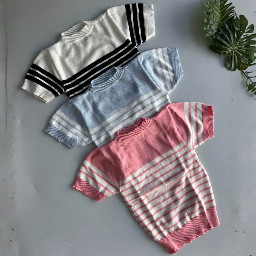 Blusa Cropeed Listrada Manga Curta e Gola Alta de Tricô Modal Feminino