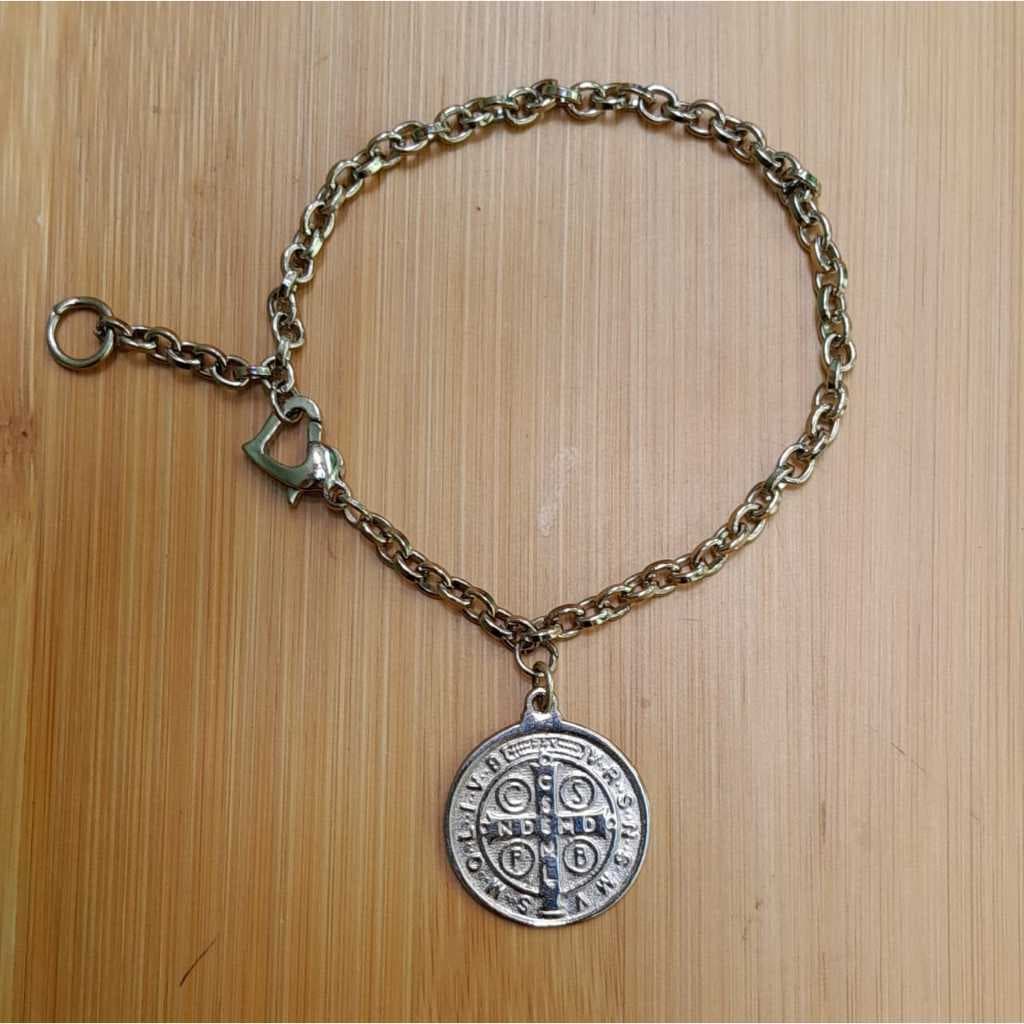 Pulseira com Medalha de São Bento - Pulseira Regulável com Fecho de Coração