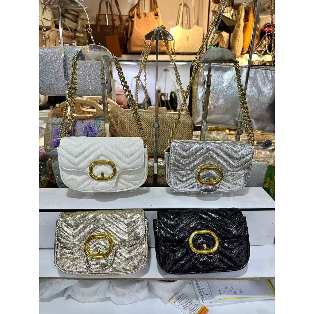 Bolsa transversal feminina com alça longa de corrente.