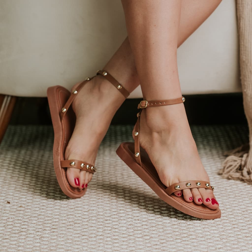 Sandália Rasteira Leve Feminina Caramelo Flat Tachas Metal Dourado Solado Confortável Carnaval Verão 2026