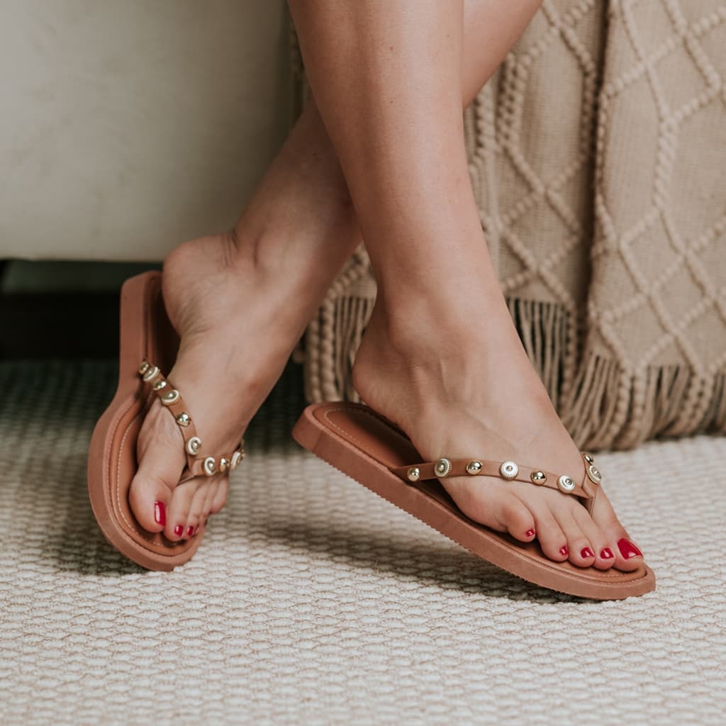 Sandália Feminina Leve Rasteira Casual Chinelo Dedo Tiras Metais Dourados