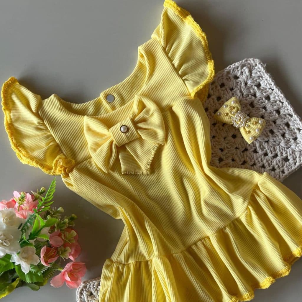Vestido Amarelo Bebê Luxo com Perólas e Crochê/ Vestido Canelado Menina com Manga  Festa/ Vestido com Laço e Babado
