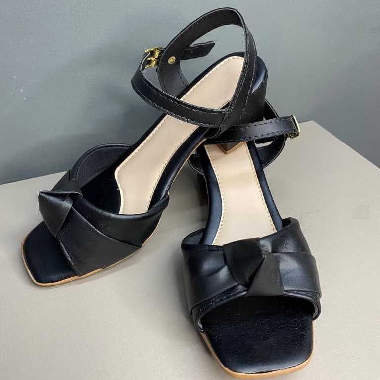 Sandália Feminina com nó frontal – elegância e conforto