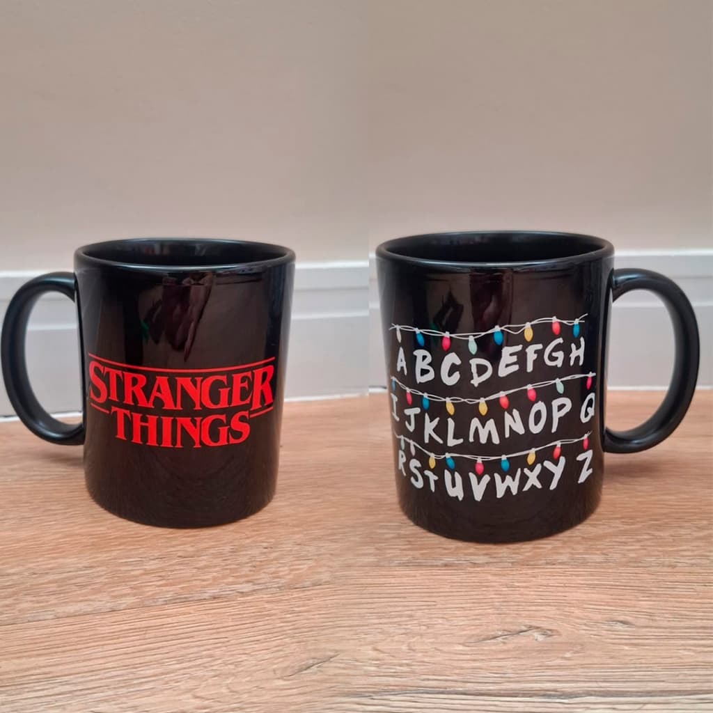 1 Caneca tarja preta série stranger things