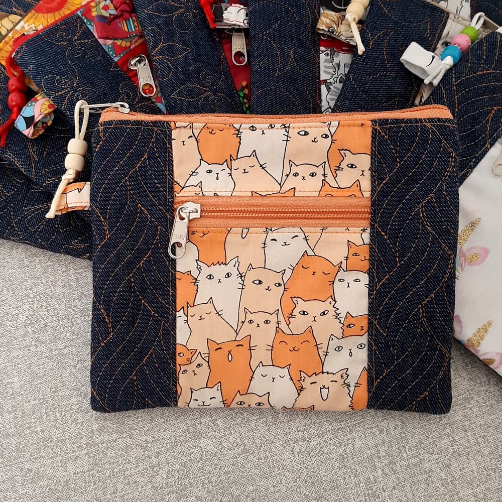 Necessaire feminina pequena em jeans e bolso frontal estampado | Organizador bolsa e mala | Presente para mulher
