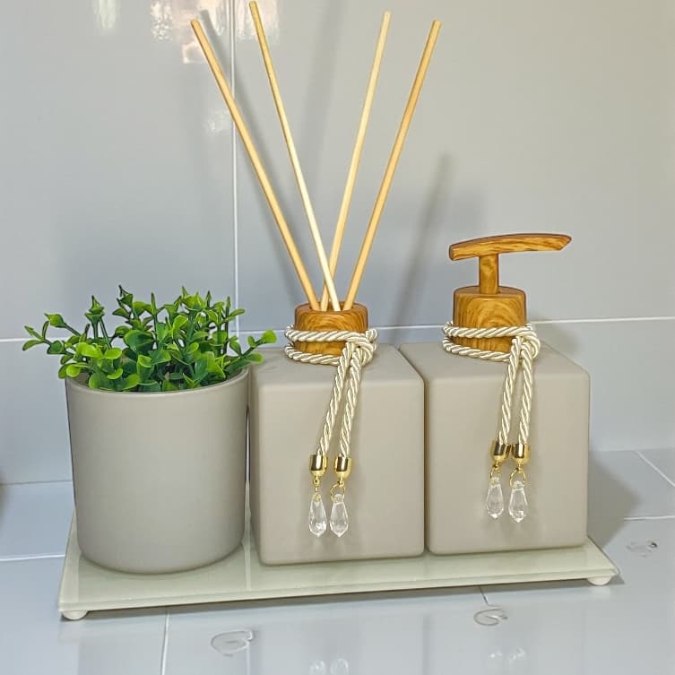 Kit Lavabo Luxo Bege Sabonete Líquido C/ Vaso e Aromatizador Varetas Madeira Com Bandeja