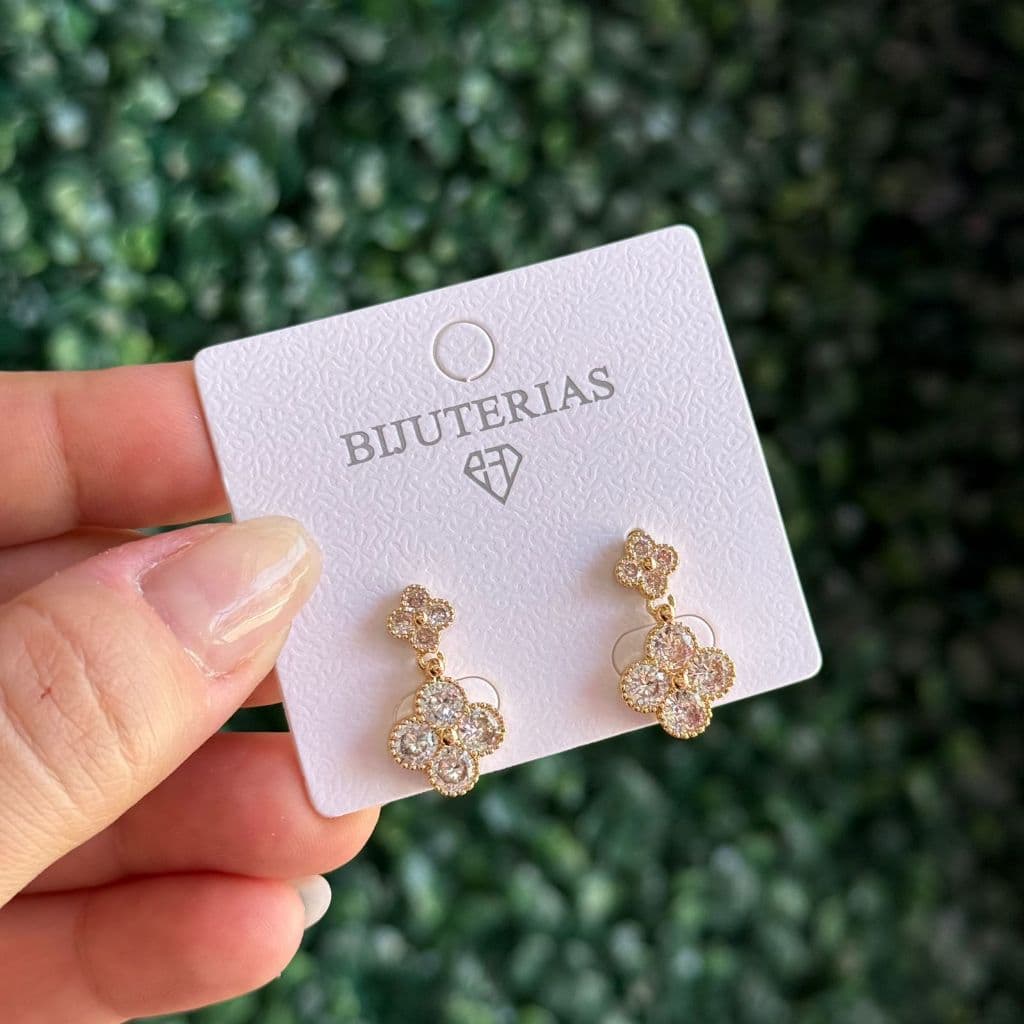 Brinco Flor Dourada Com Zircônias – Bijuteria Delicada E Elegante Bijoux