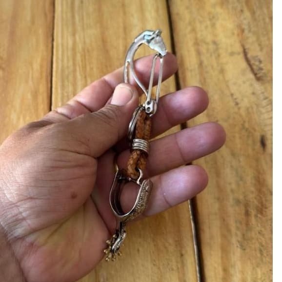 Kit 3 Chaveiros Espora Couro Traçado Com Mosquetão De Cavalo