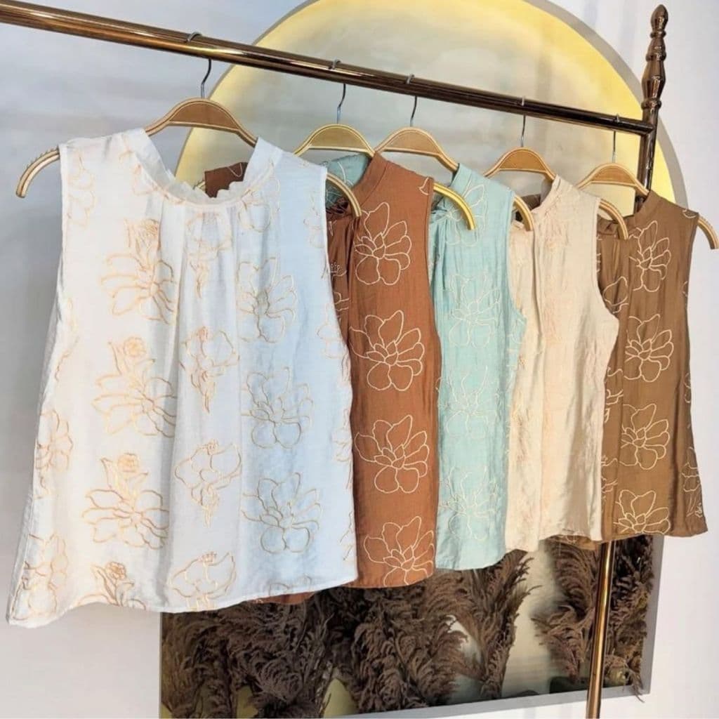 Regata Feminina com Flores Bordadas na Frente, Gola Frizada e Botão nas Costas – Tecido Viscose Bordado P, M, G e GG