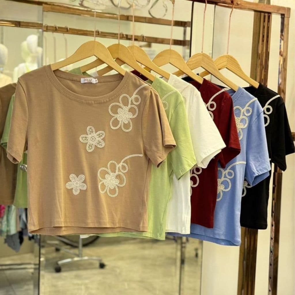 Blusa Casual Feminina com Bordado Floral 🌸 | Gola Careca | Algodão Premium (95% Algodão + 5% Elastano) | Variedade Cores