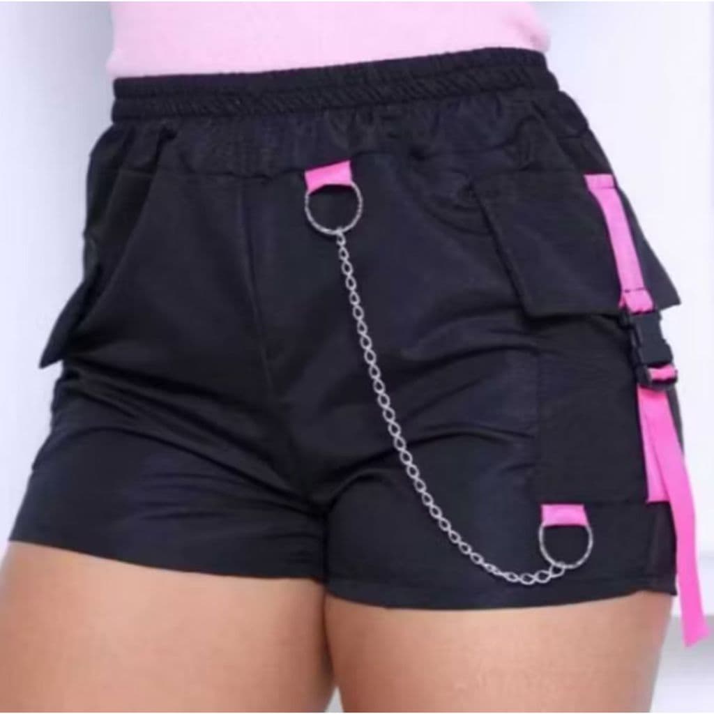 Short Shortinho Alice Tactel com Bolso Cargo e Corrente Faixas Coloridas