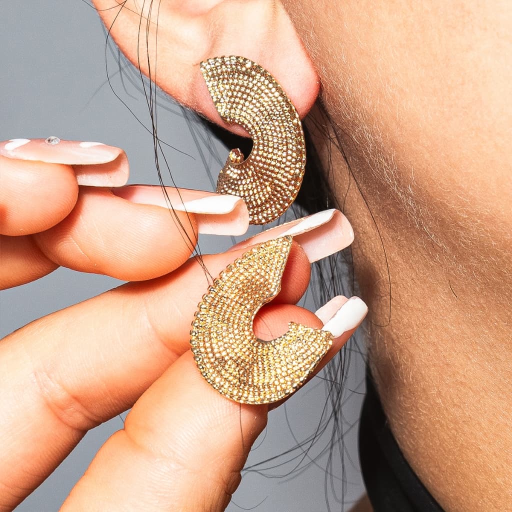 Brinco Meia Lua Dourado Feminino Texturizado Moderno Luxo Banhado a Ouro Acessório Elegante Para Presente