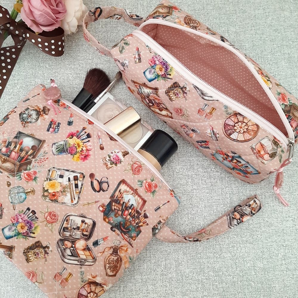 Kit com 2 Necessaires em Tecido | Com Alcinha | Organizador feminino Viagem ou Dia a Dia | Porta maquiagem skincare