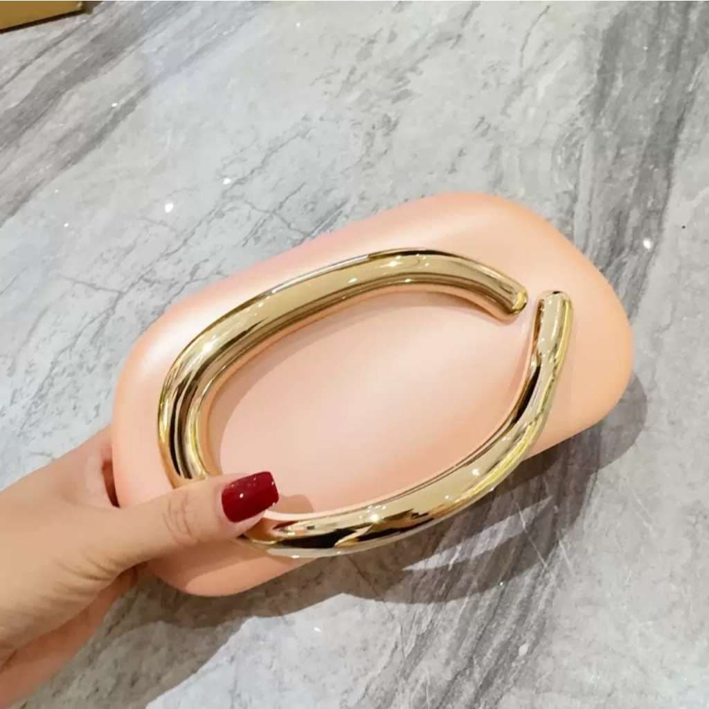Bolsa Elegante com Corrente de Metal | 2 Estilos (Mão/Crossbody) | Material Durável + Detalhes Charmosos!