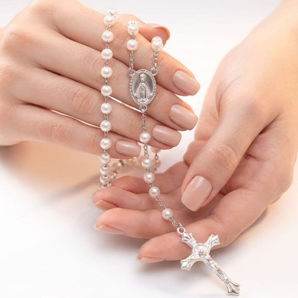 Terço de Pérolas Branca 50 cm com Medalha de Nossa Senhora – Perfeito para Noivas e Casamentos