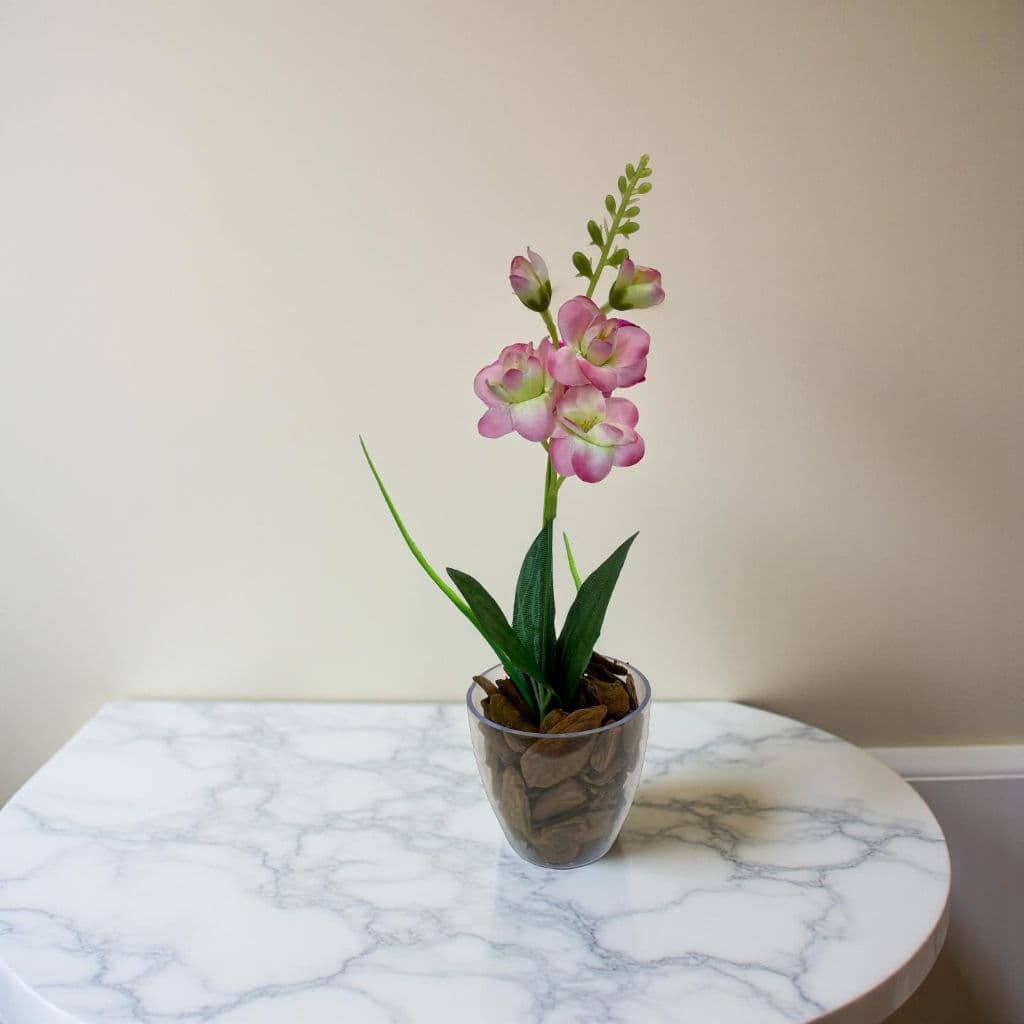 Vaso Acrílico com Orquídea Artificial e Casca de Pinus – Elegância Natural