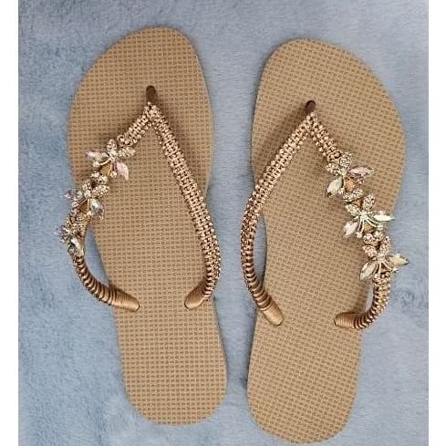Chinelo slim customizado com pingente borboletas neon