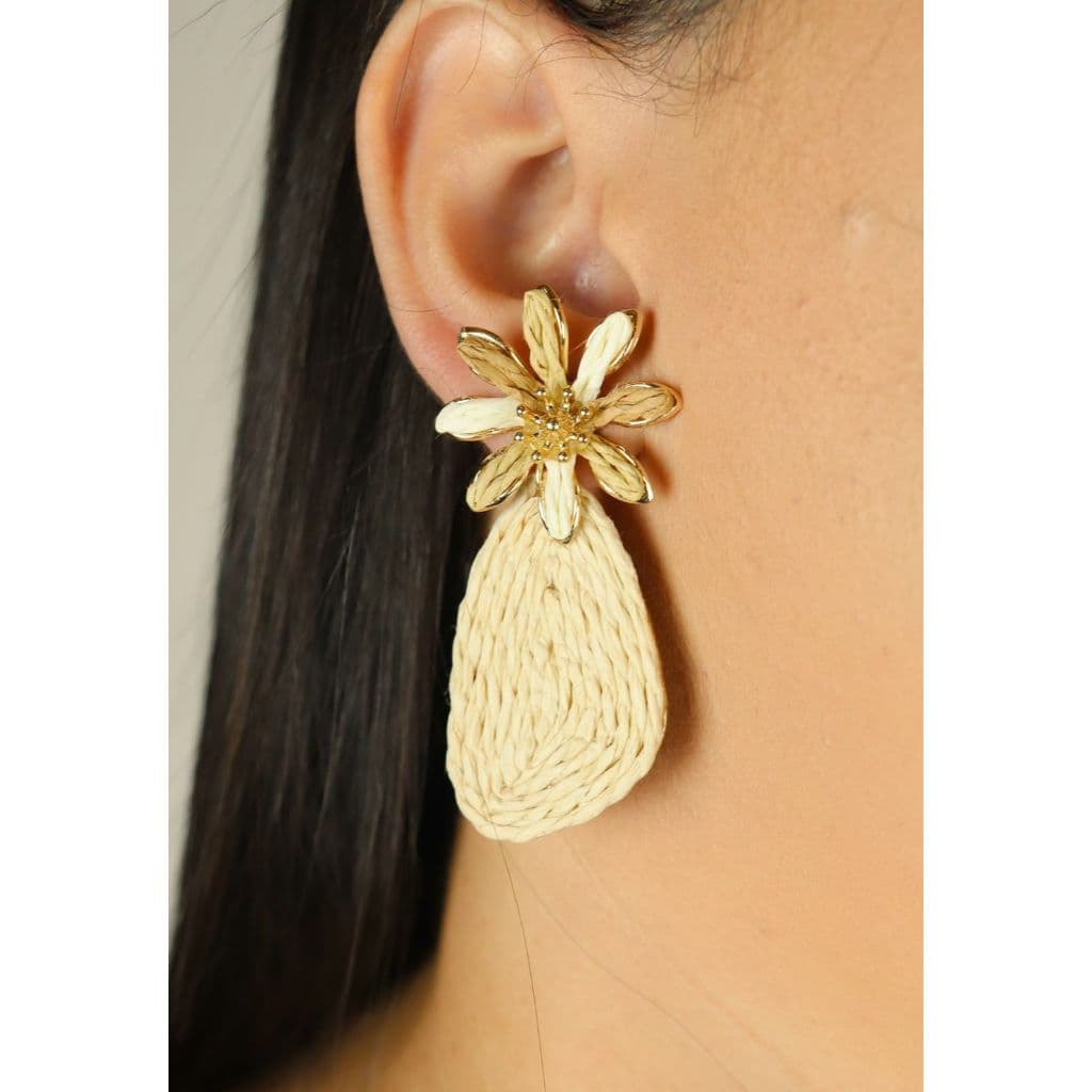 BRINCO DE FLOR PALHA CROCHE  VERAO FOLHEADO