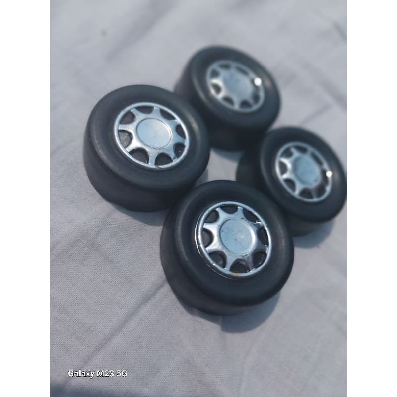 jogo de rodas escala 1/18 usadas