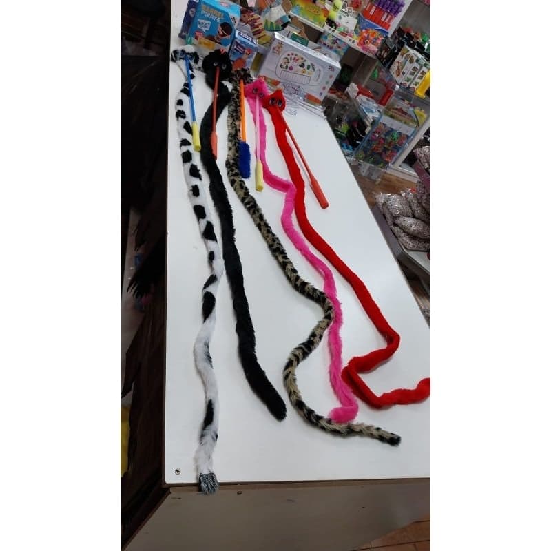 Kit com 25 Cobrinha marionete de pelúcia cores variadas, susto garantido.