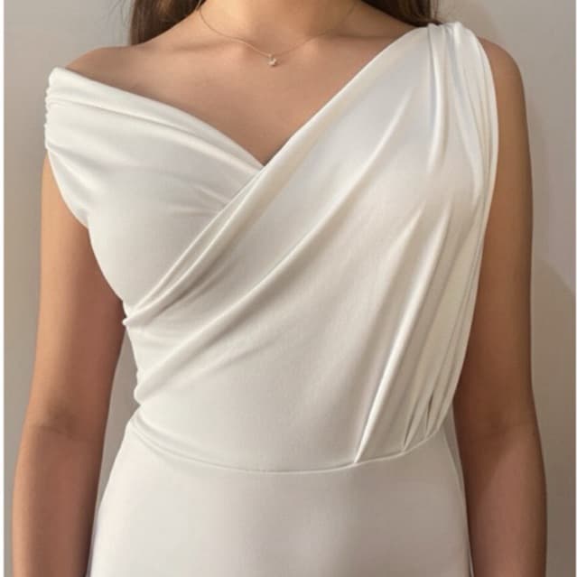 Body Feminino Assimétrico Premium – Na cor branco para o ano novo- forrado