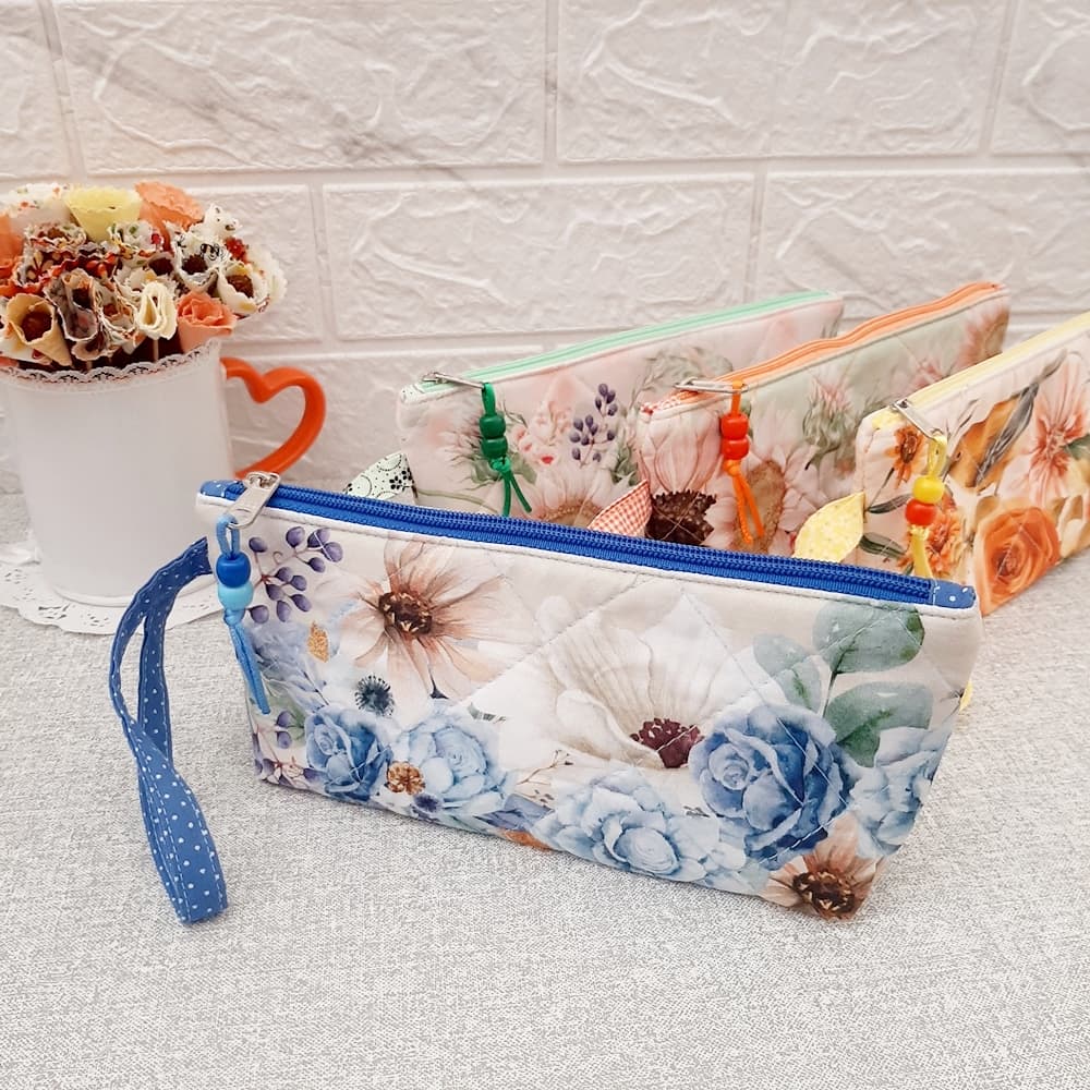 Necessaire com forro impermeável e alcinha de mão Porta maquiagem skincare higiene