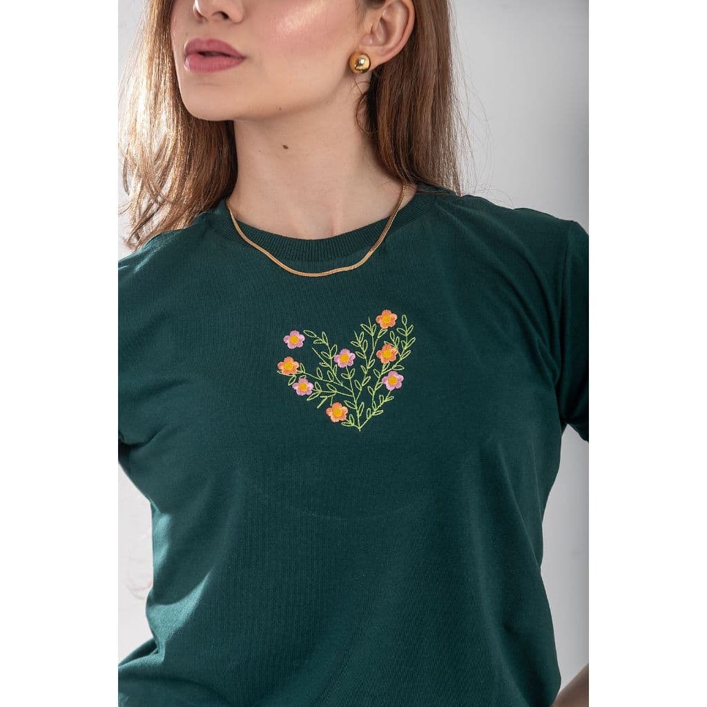 Camiseta Feminina com Bordado Delicado coração Floral – Ideal para Looks Casuais