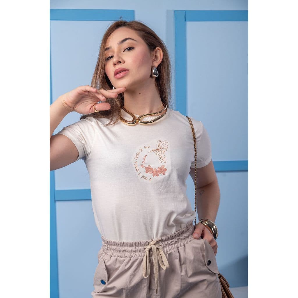 T-shirt Bordada moda feminina, Beija flor Minimalista, Tecido leve e Respiravel.