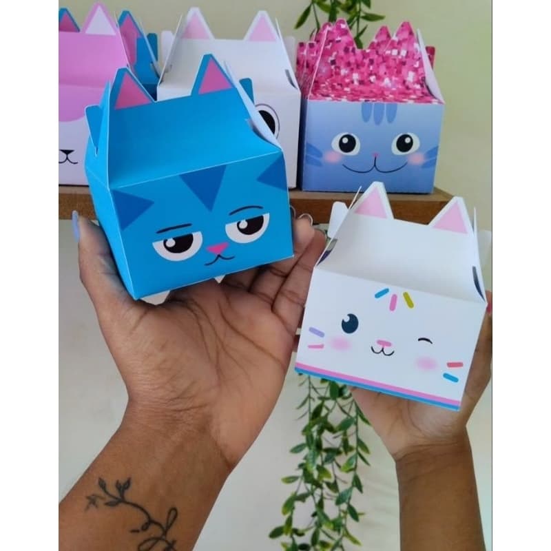 Caixinha lembrancinha/ maletinha/ Festa infantil/ Casa mágica da Gaby - ENVIO RÁPIDO
