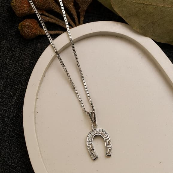 Colar Ferradura Banhado a Prata Elegante com Corrente Veneziana 45 cm | Country Texas Rodeio Sertanejo