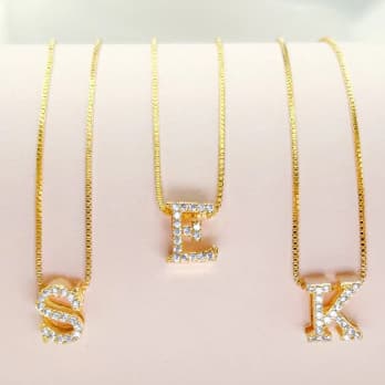 Colar Feminino Personalizado  Letra Cravejada com Zircônia Ouro 18K