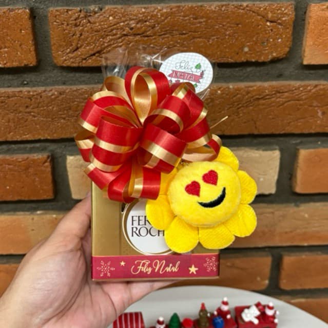 Presente lembrancinha de Natal com chocolate Ferrero rocher e chaveiro de pelúcia Natal empresa amigo secreto chocolate