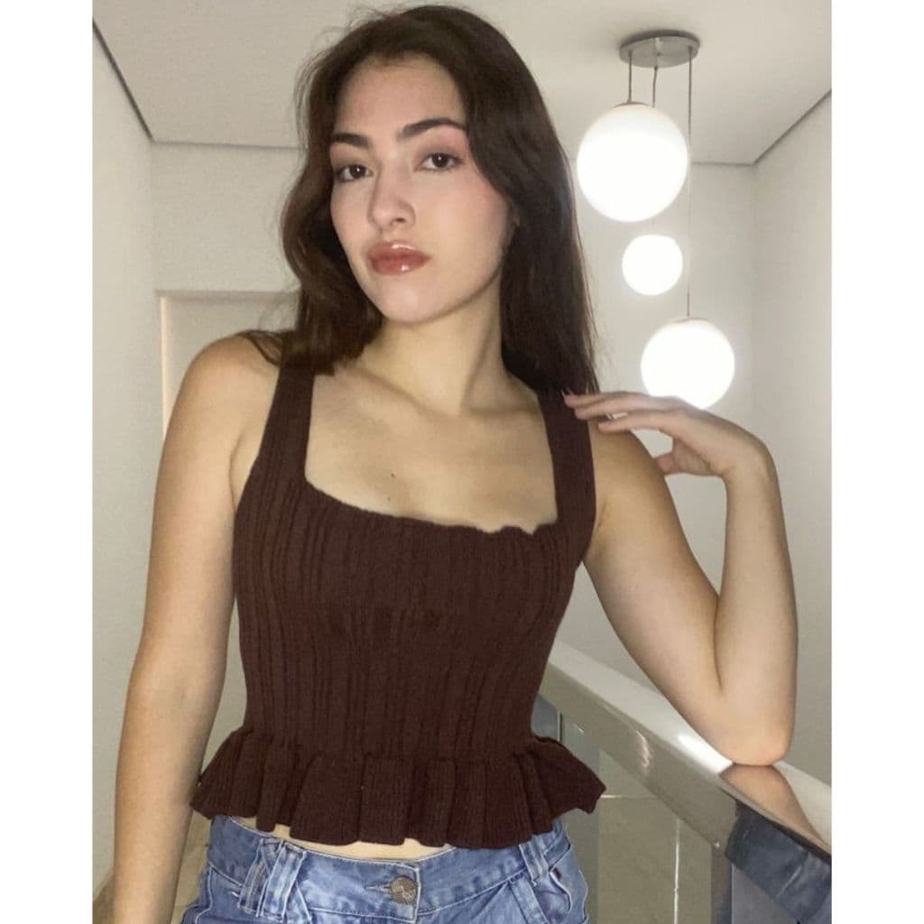 Blusinha Regata Feminina Tricô Bainha Com Babado Decote Quadrado Com Alças Grossas Tricot Moda Verão