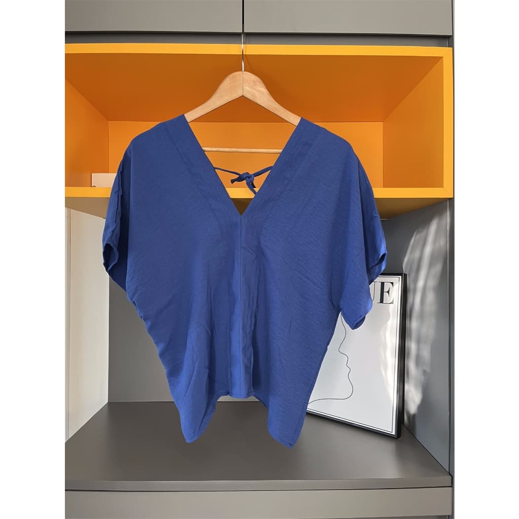 Blusa cropped em V com tira de amarração moda feminina verao