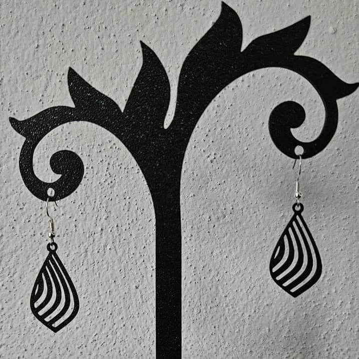 Brinco Gota Minimalista Elegante Wave Noir Moderno