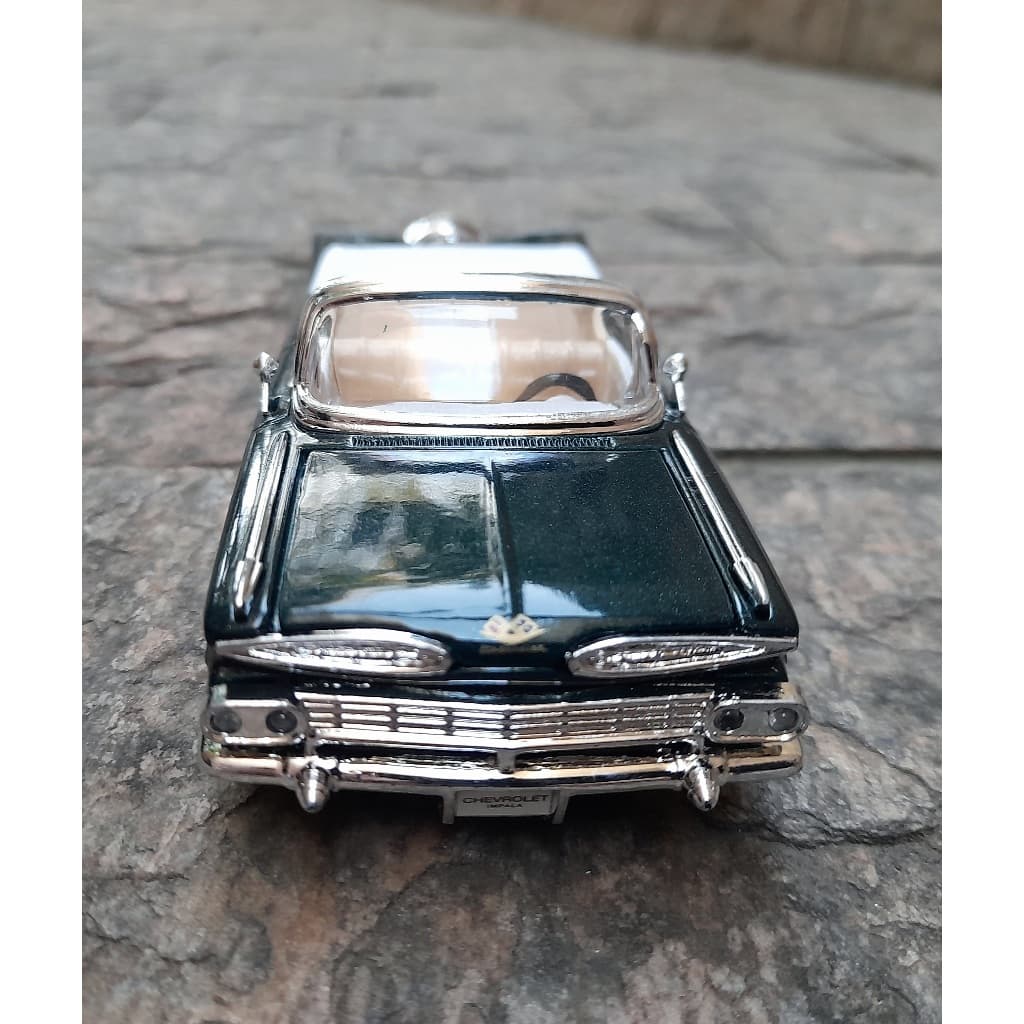 Miniatura Chevrolet Impala Conversível 1959 Verde Musgo Metal e fricção.
