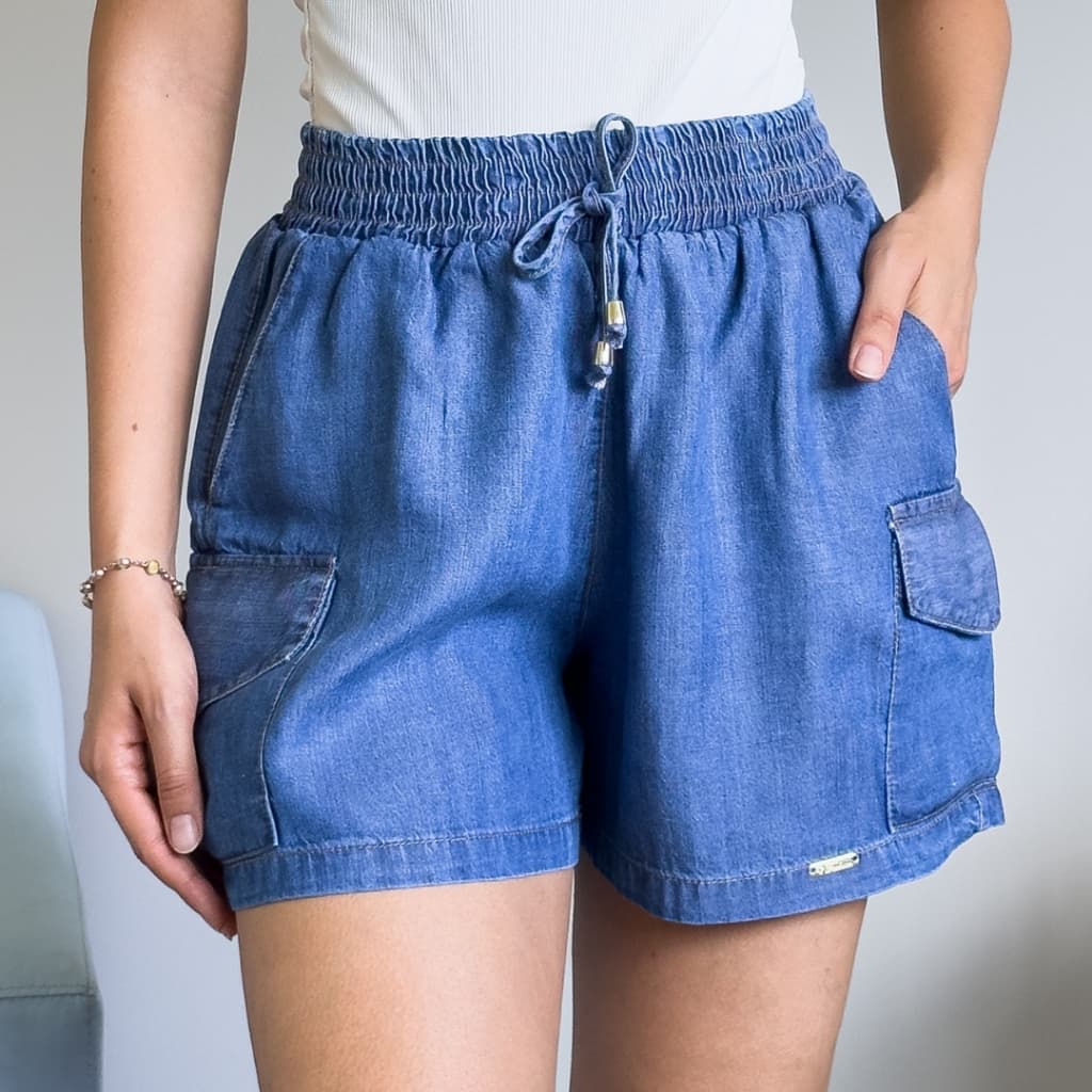 Short feminino jeans larguinho cargo cintura alta com bolsos