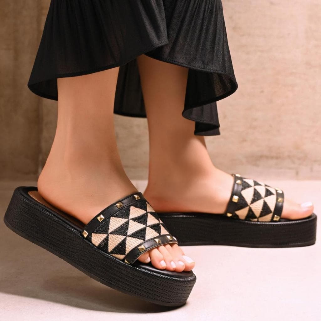 Sandália Plataforma Feminina Macia e Leve com Design Étnico e Acabamento em Tachas