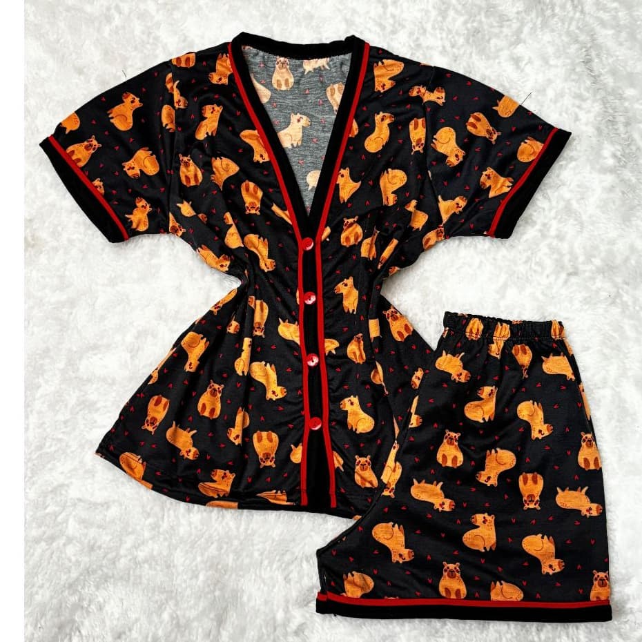 Pijama Feminino Adulto Americano Gola V com Botões que Abrem Short e Camisa Estampa Capivara Calor