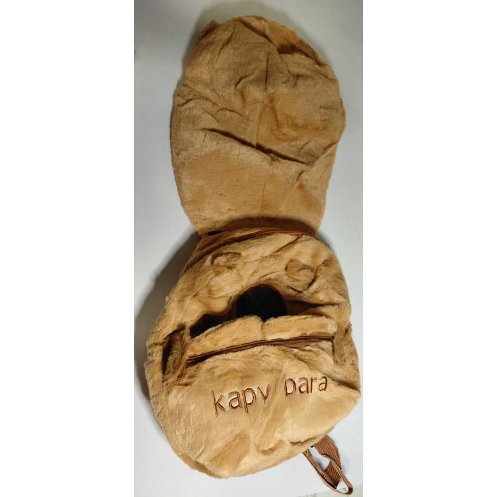 Mochila de Pelúcia Capivara com touca  - um presente lindo para a criançada leve, confortável e uma tendência