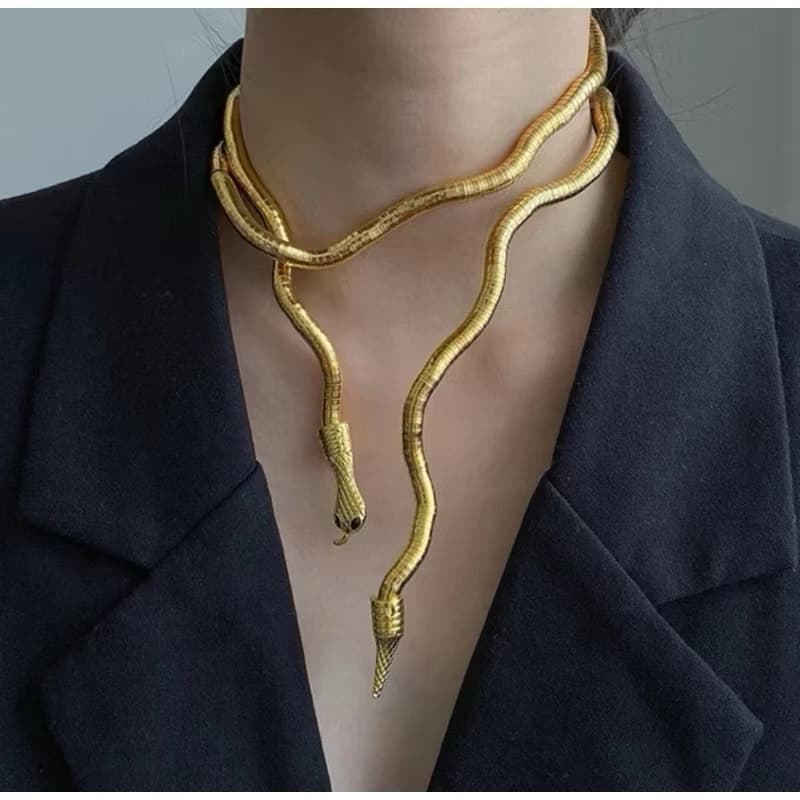 Colar de Cobra Serpente com Aplicação em Strass fecho com Ímã