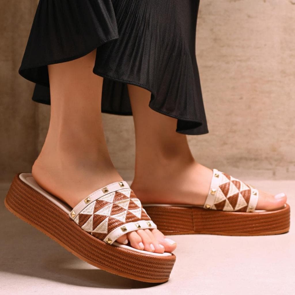 Sandália Feminina Plataforma Estilo Fashion com Tiras Texturizadas e Detalhes em Tachas