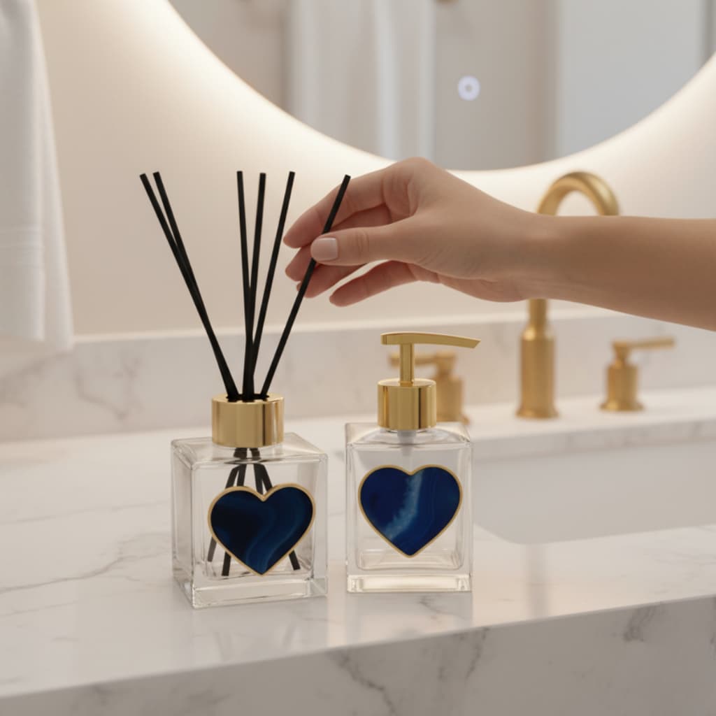 Kit Lavabo Coração Ágata Love Aromas – Vidro 100 ml Difusor + Sabonete Líquido | Detalhes Dourados, Design Sofisticado