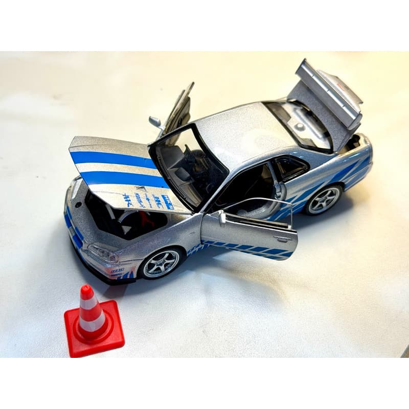 Miniatura Nissan skyline GTR R34 Escala 1:32 em metal c/ som e luz
