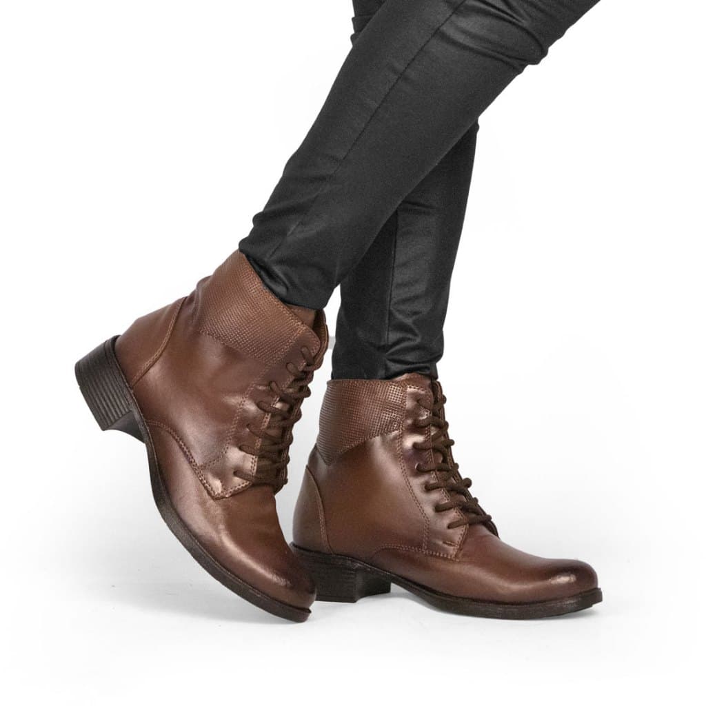 Bota Feminina Blogueira Cano Curto Salto Coração Amarração