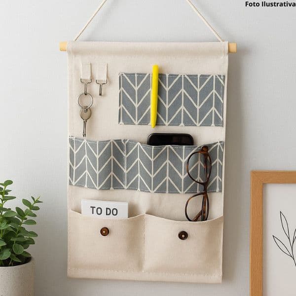 Organizador Suspenso de Parede Multiuso com Bolsos – Tecido Linho e Madeira Decoração e Organização